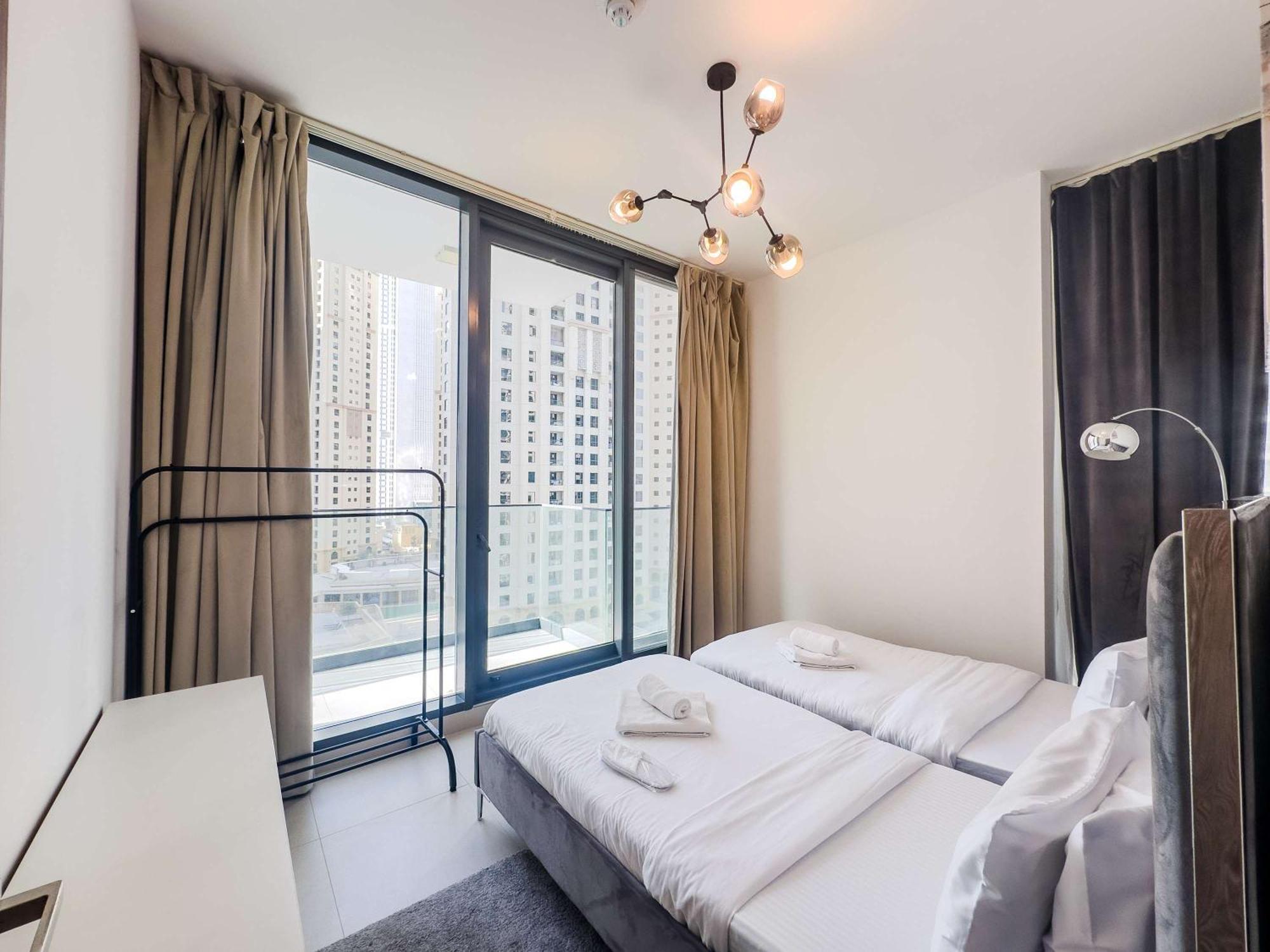 2 Bdr In Liv - Views & Modern Design Apartment